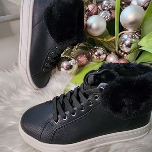 Koolaburra by UGG Women's Sundell Fuzz Chukka Shoes new